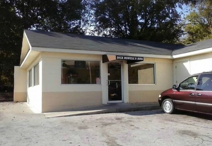Dick Howell's BBQ outside view